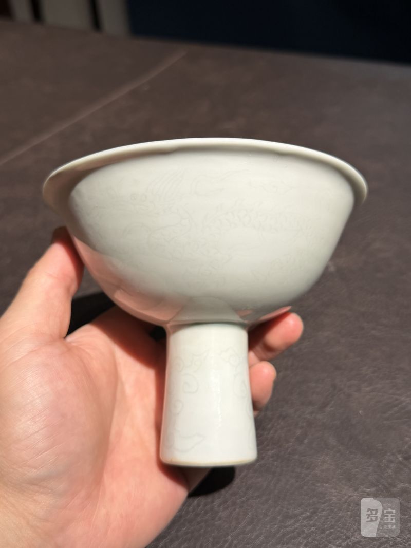 明嘉靖 白釉暗刻龙纹高足杯 - 图3